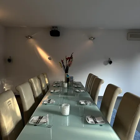 Villa Design-ferienhaus Mit Garten, Kino & 5 Schlafzimmern