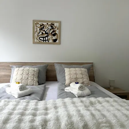 Design-ferienhaus Mit Garten, Kino & 5 Schlafzimmern