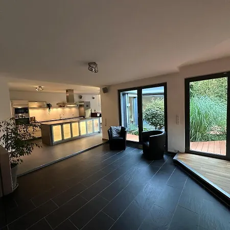 Villa Design-ferienhaus Mit Garten, Kino & 5 Schlafzimmern