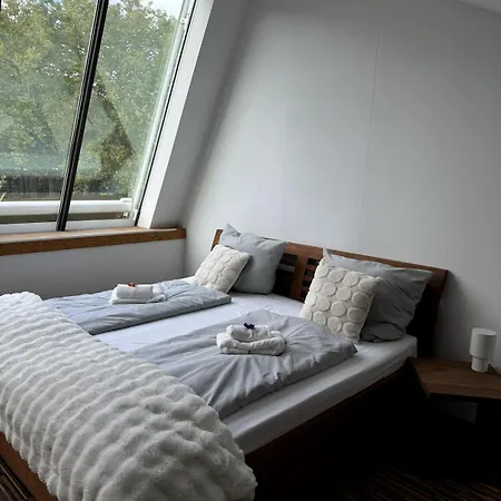 Villa Design-ferienhaus Mit Garten, Kino & 5 Schlafzimmern *