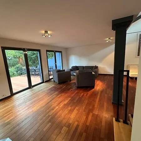 Design-ferienhaus Mit Garten, Kino & 5 Schlafzimmern