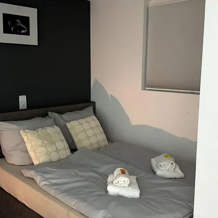 Villa Design-ferienhaus Mit Garten, Kino & 5 Schlafzimmern *