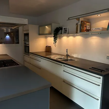 Villa Design-ferienhaus Mit Garten, Kino & 5 Schlafzimmern