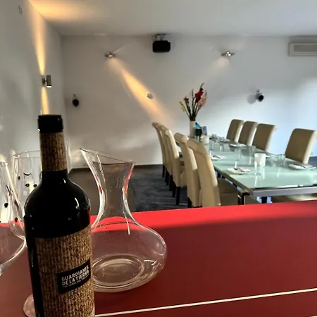 Villa Design-ferienhaus Mit Garten, Kino & 5 Schlafzimmern *