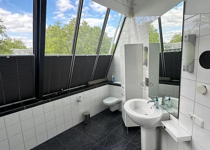 Design-ferienhaus Mit Garten, Kino & 5 Schlafzimmern فيلة