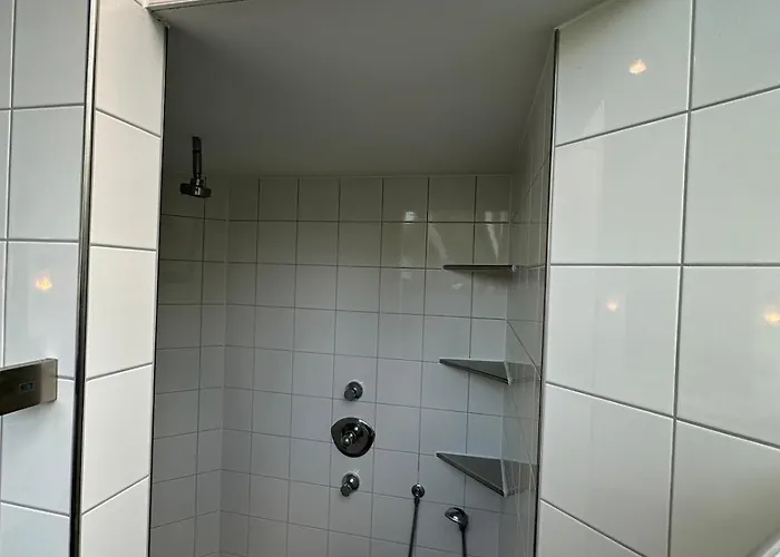 Design-ferienhaus Mit Garten, Kino & 5 Schlafzimmern ديبورغ